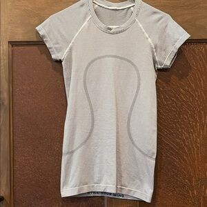 Lululemon Swiftly short sleeve size 4 white/black strip